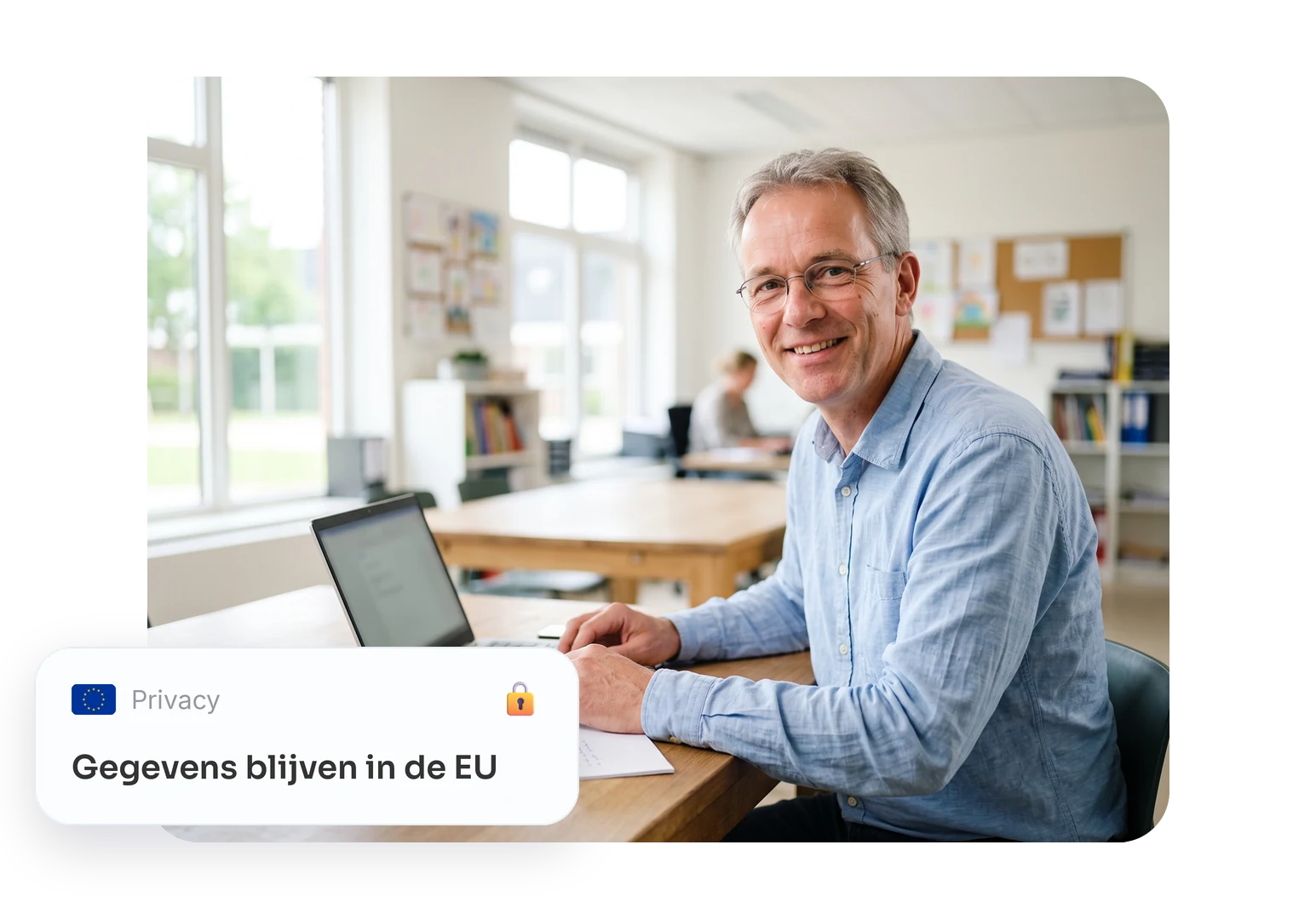 Een teamleider en een docent bekijken de one-pager